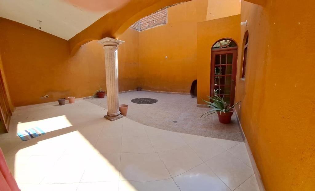 pusty korytarz z filarem i drzwiami w obiekcie Mi nuevo San Juan w mieście San Juan de los Lagos