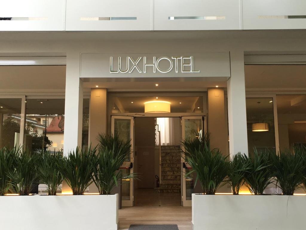 un vestíbulo de un hotel de lujo con macetas delante en Hotel Lux, en Gabicce Mare