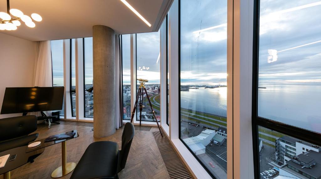 TV a/nebo společenská místnost v ubytování Tower Suites Reykjavík