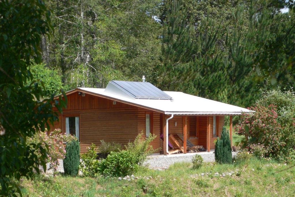 a small wooden cabin with a solar roof at Adela y Helmut in Cunco