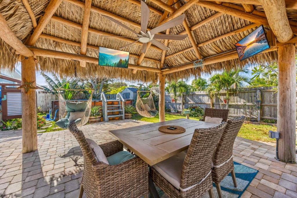 Патио или другая зона на открытом воздухе в 3BR Cocoa Beach Oasis w Tiki Hut & Kayaks Walk to Beach