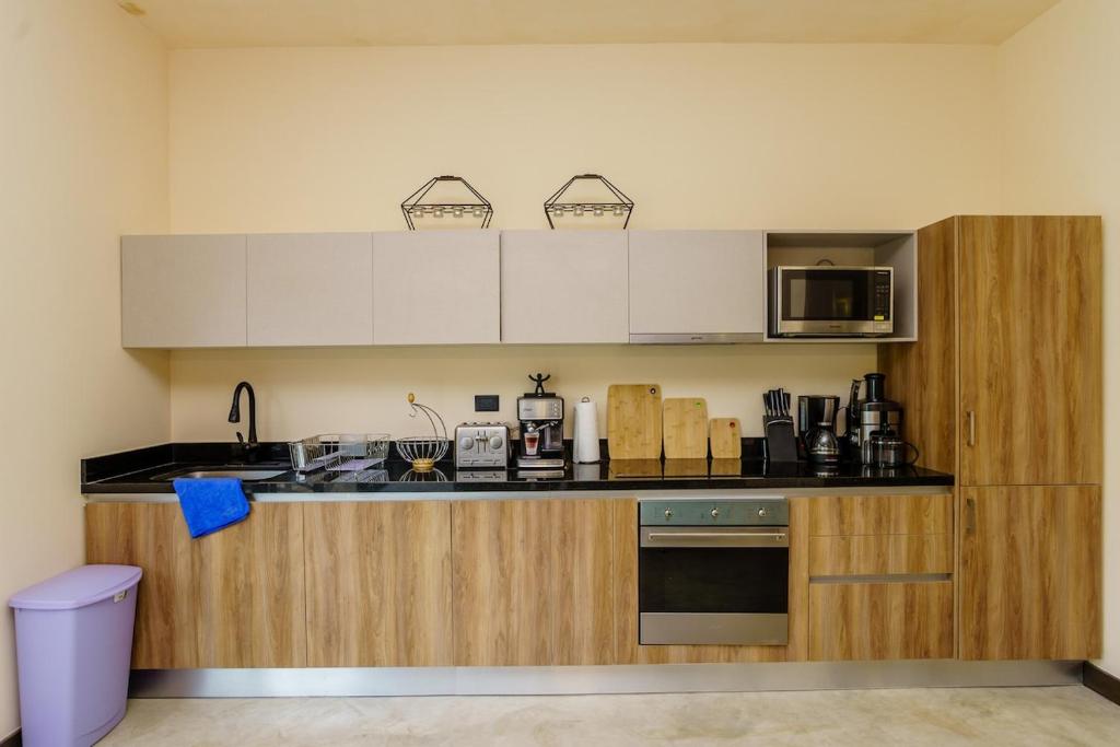 una cucina con mobili bianchi e un piano di lavoro di New! Gorgeous Tulum luxury villa with 2 pools a Tulum