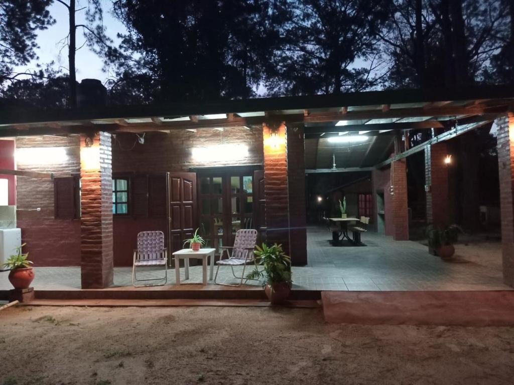 una casa con patio di notte di jardin de lourdes a Corrientes