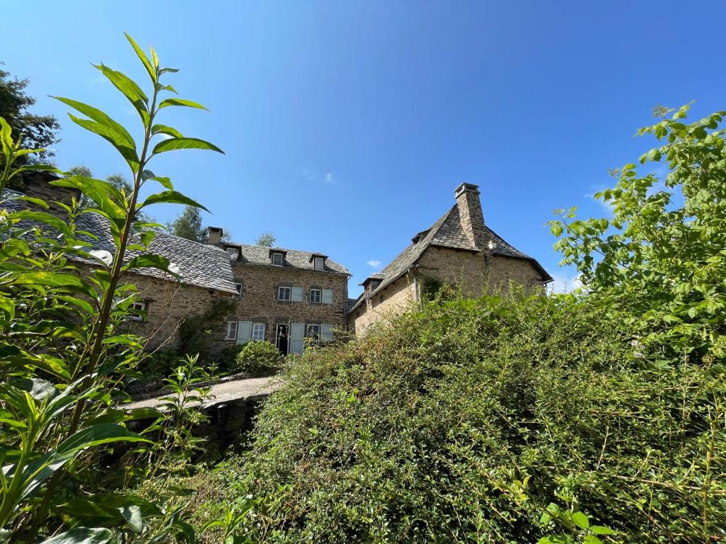 an old house sitting on top of a hill at La Roulière en Aubrac in Montpeyroux