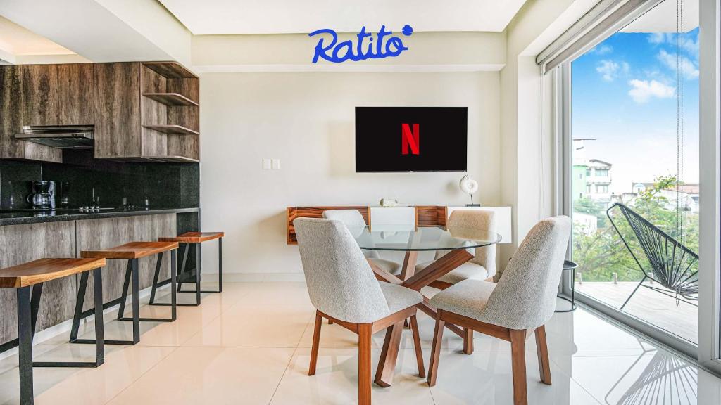 Et tv og/eller underholdning på Torre KU 2BR Sofa Bed Balcony City Views