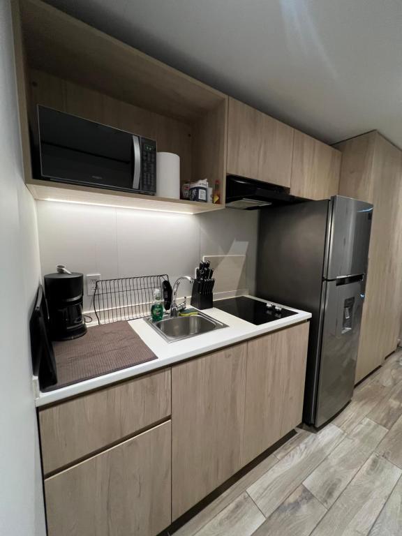 马霍礁Cozy Winter Getaway w Pool & Gym, Beach Nearby Beach的一个小厨房，里面有水槽和冰箱