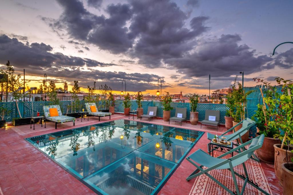 une piscine sur le toit d'un bâtiment dans l'établissement Riad Diamond Of Marrakech & Spa, à Marrakech
