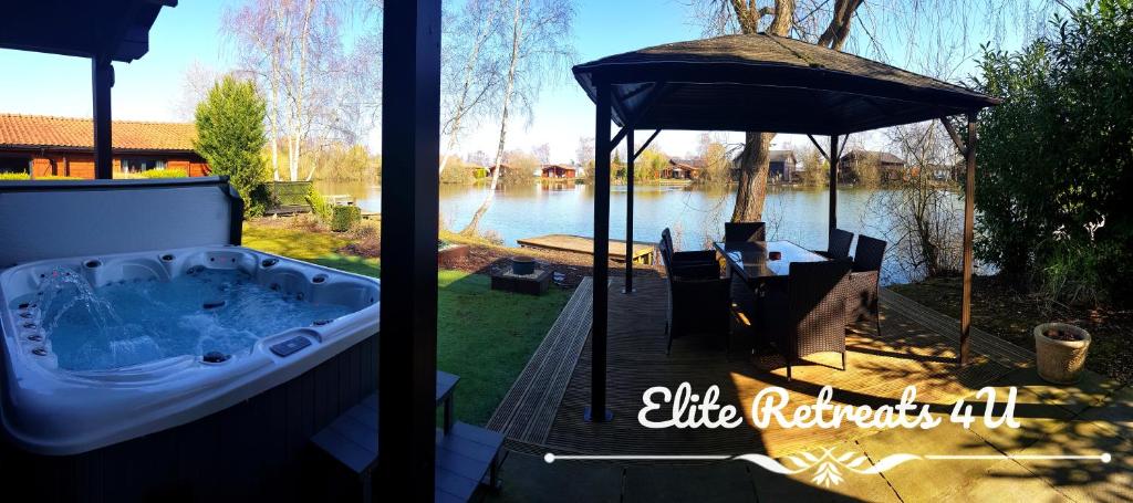 Zahrada ubytování Elite Retreats 4U Lakeside Hot Tub Log Cabin with the fishing peg at Tattershall Lakes Park