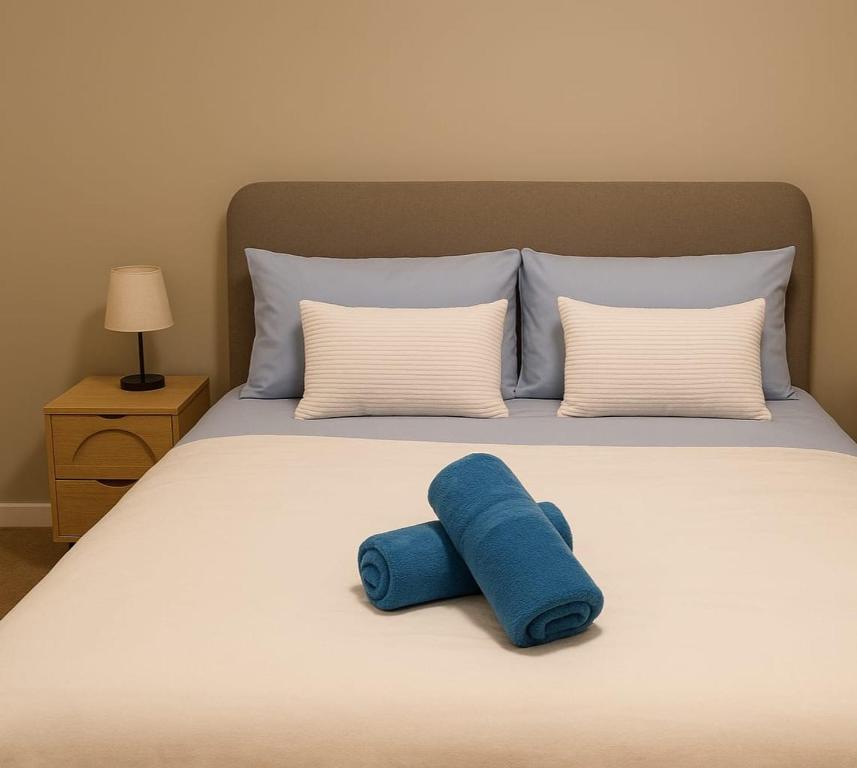 Una cama o camas en una habitación de Modern 1BR - Leeds City Centre - Balcony Views