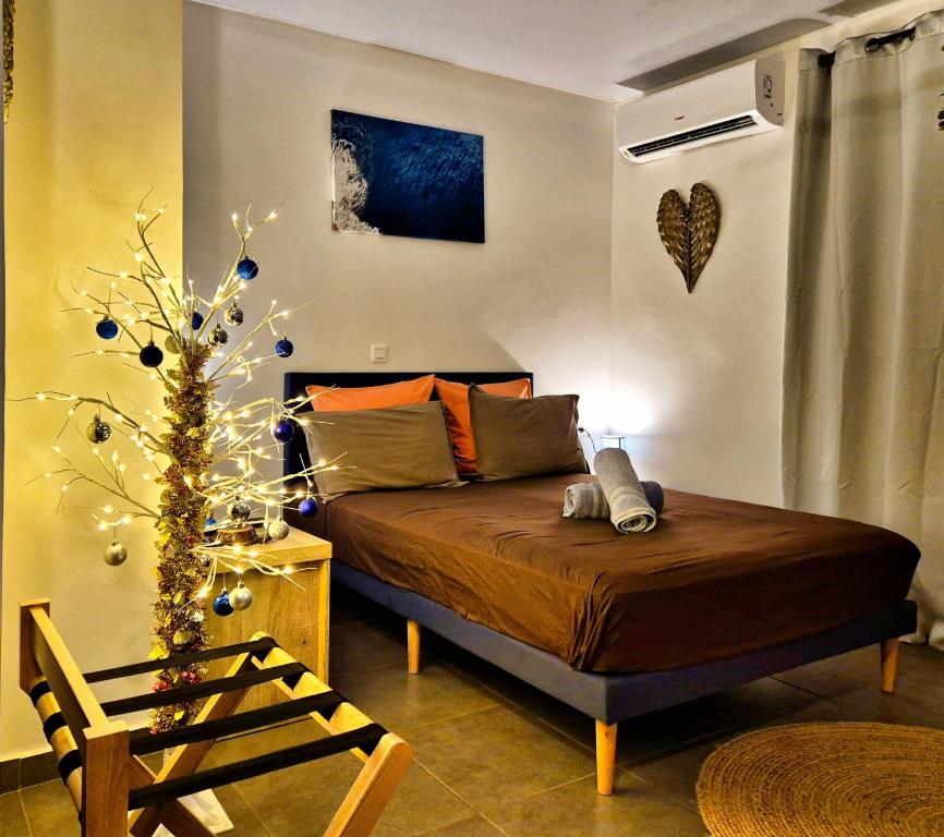 Ένα ή περισσότερα κρεβάτια σε δωμάτιο στο Studio Evasion - climatisé - vue mer et montagnes - canoes et paddle offerts ! Teahupo'o Lodge Tahiti