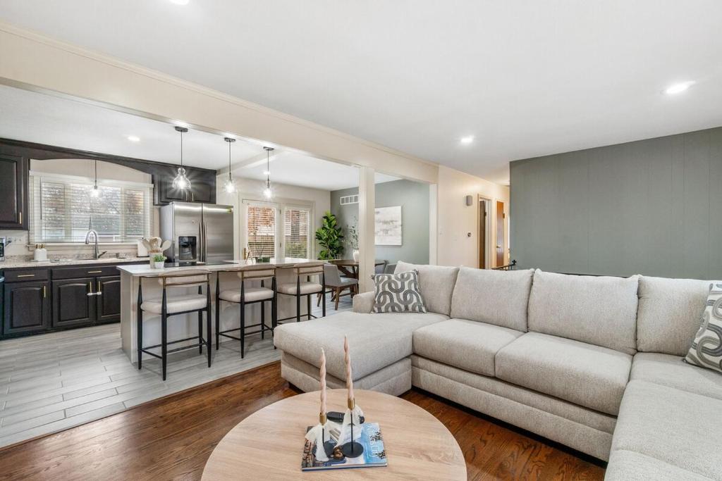 Η κουζίνα ή μικρή κουζίνα στο Nall Hills Gem! Great location & new interior!