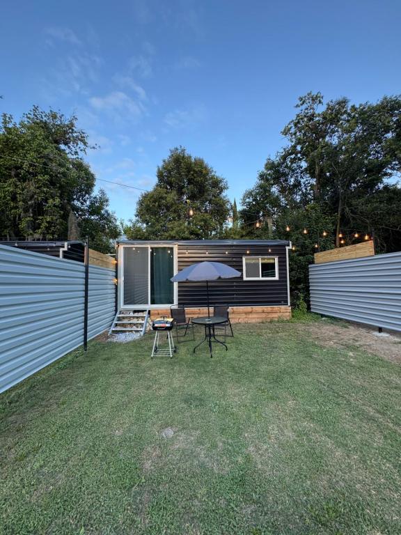 Κήπος έξω από το rock camp cabins