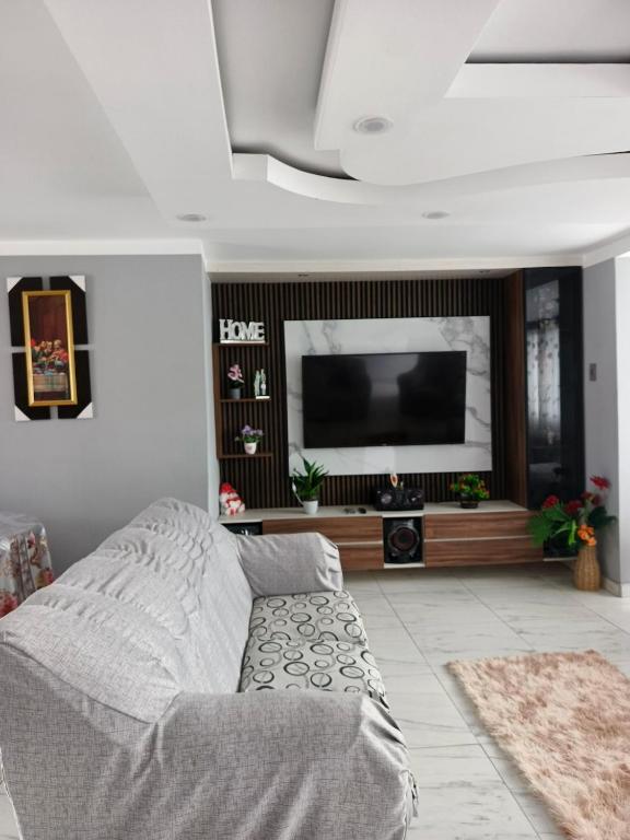 Et tv og/eller underholdning på Brand new apartment perfect for summer