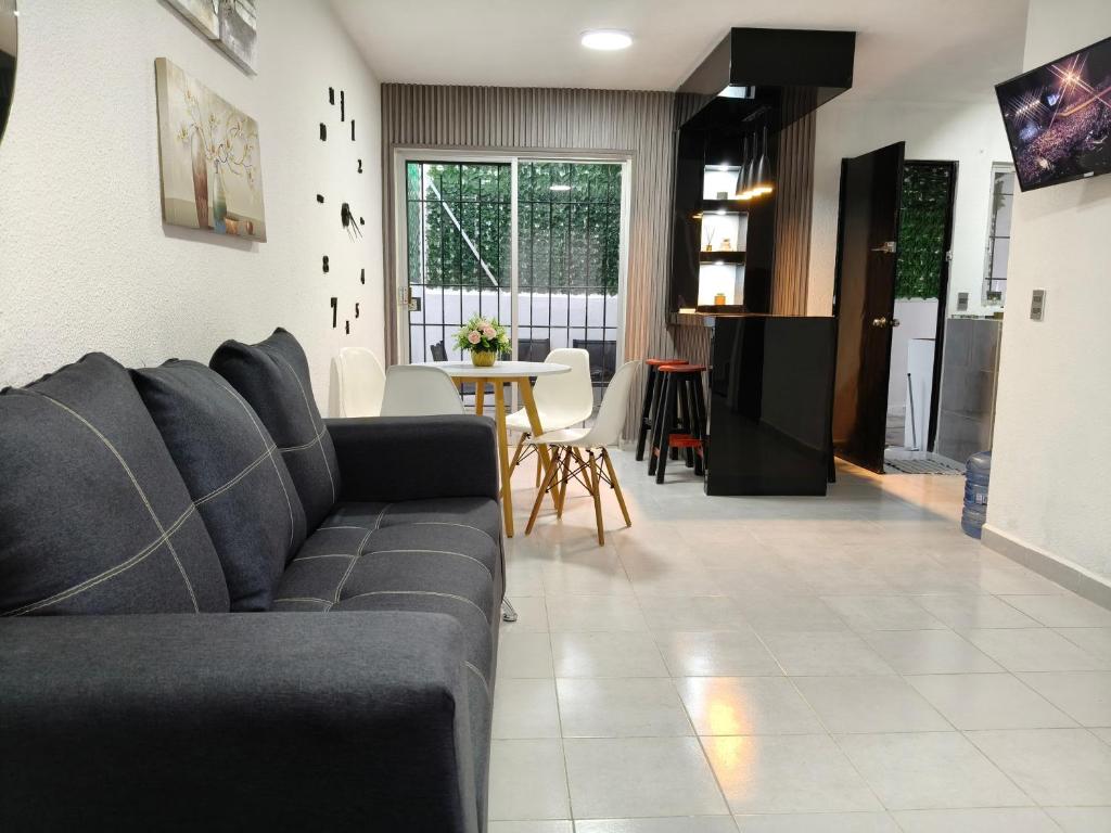 ein Wohnzimmer mit Sofa und Tisch in der Unterkunft Residencial 2 ríos in Dos Ríos