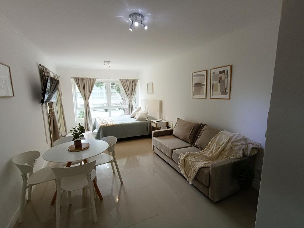 Khu vực ghế ngồi tại Monoambiente en Green Park Solanas Punta del este