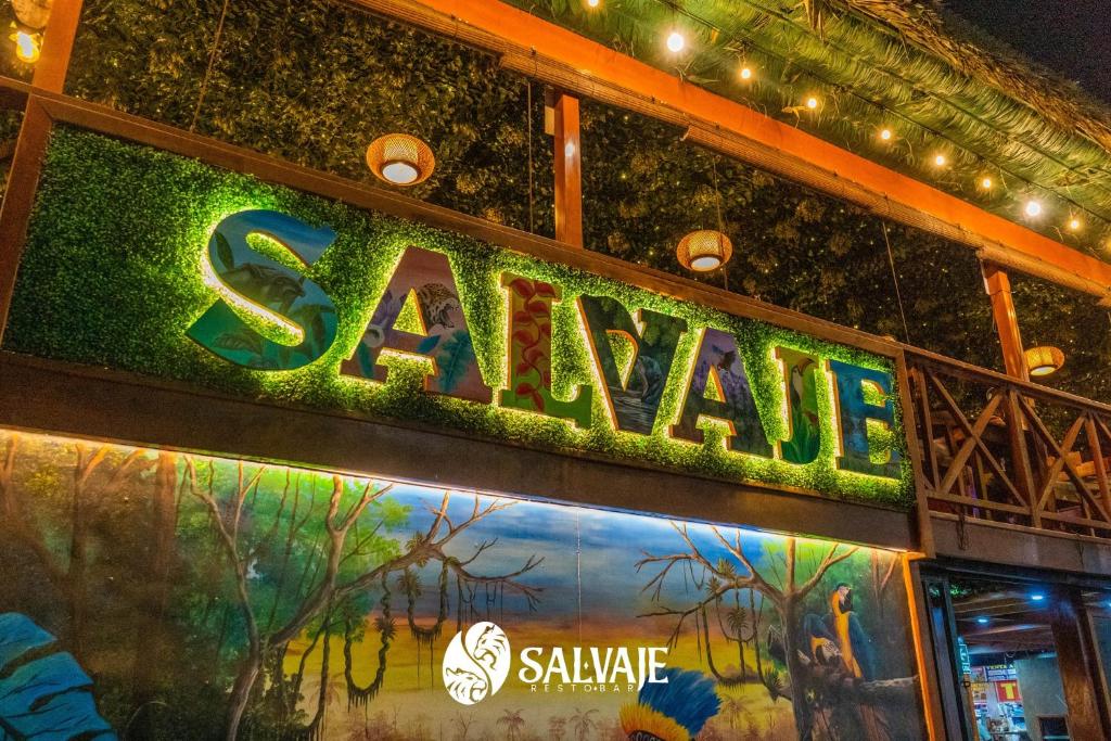 Salvaje Restobar في بويرتو مالدونادو: علامة لرحلة سفاري على جانب المبنى