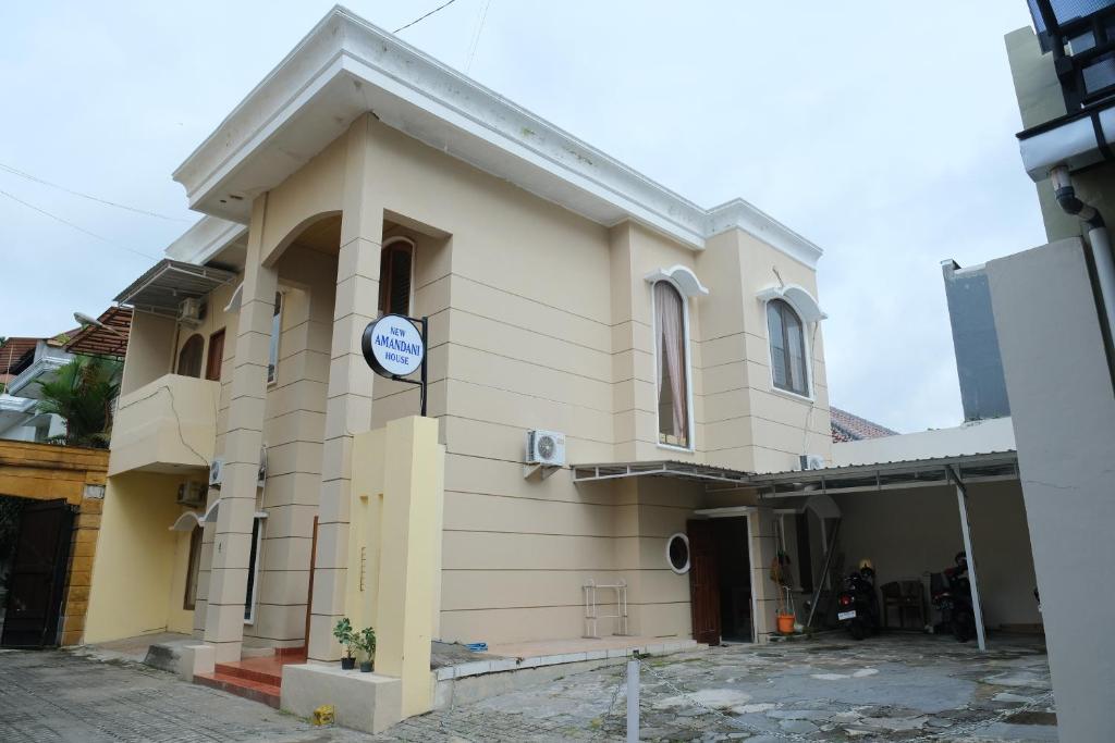 Una iglesia con un reloj al costado. en New Amandani House by Yurooms, en Kejayan