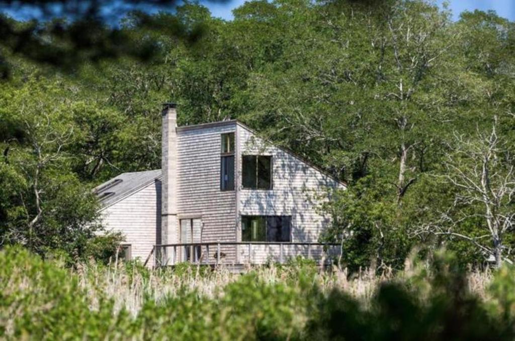 een huis aan de zijkant van een heuvel met bomen bij Wellfleet Home in Wellfleet