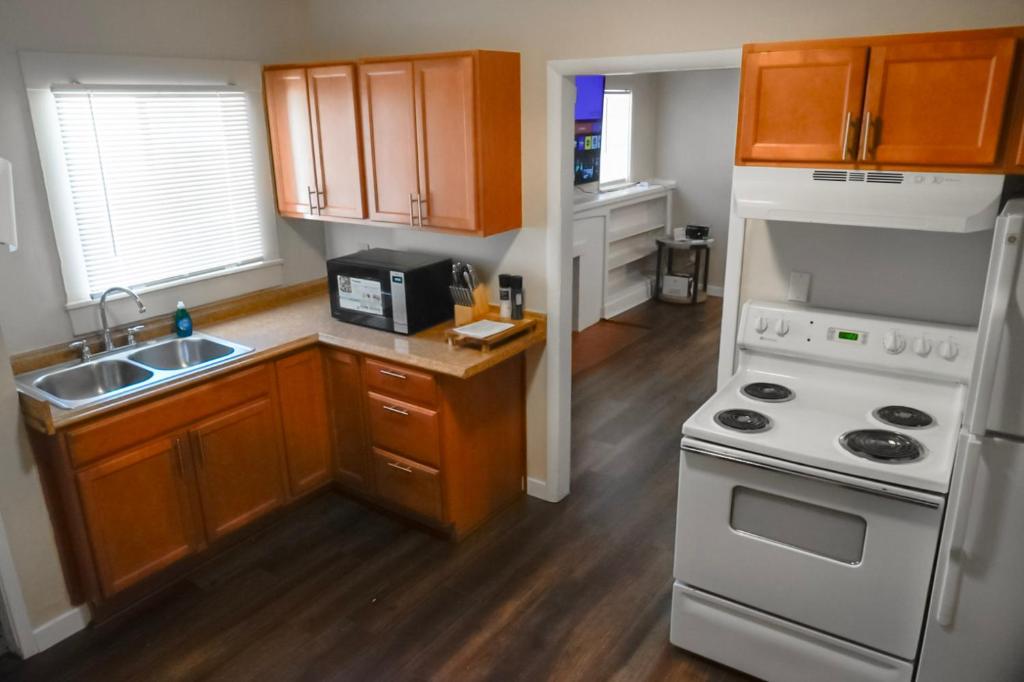 Η κουζίνα ή μικρή κουζίνα στο 2 bedroom, 1 bath Cozy Casita located in Downtown Phoenix!
