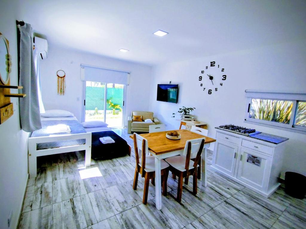 una cucina e una sala da pranzo con tavolo e cucina e una camera con di Casa con jardín Las Marías 1 a Miramar