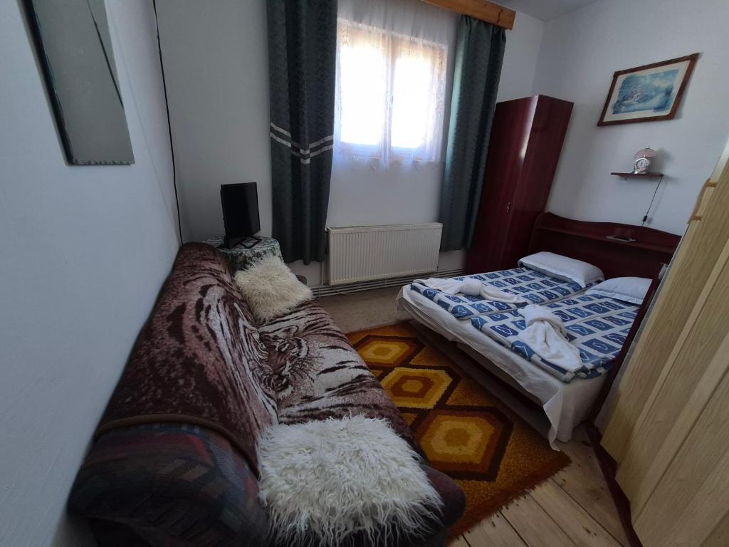 Ένα ή περισσότερα κρεβάτια σε δωμάτιο στο Pensiunea Wolfsberg