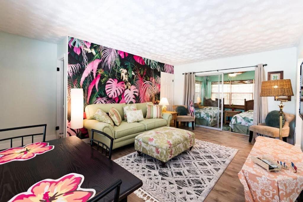 Гостиная зона в Tropical 1BR Oasis - Steps to Beach