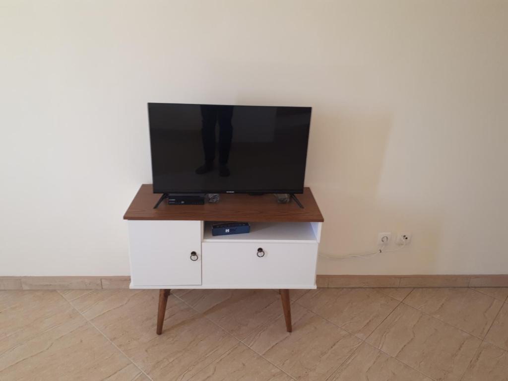 Avenida NHU SANTIAGO في Santa Cruz: تلفزيون جالس فوق دولاب ابيض