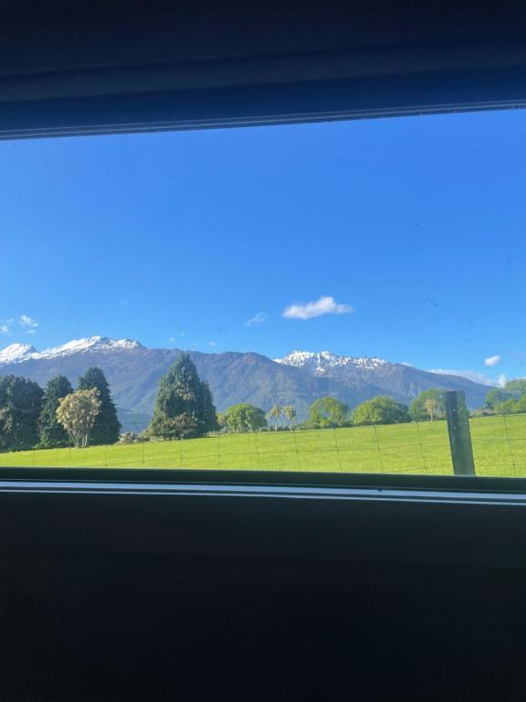 Nespecifikovaný výhled na hory nebo výhled na hory při pohledu z venkovského domu