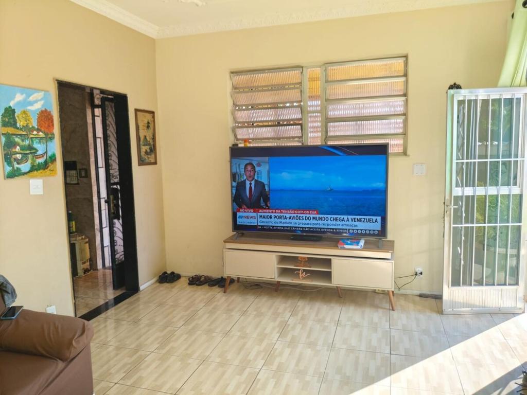 een woonkamer met een flatscreen-tv in een kamer bij Rio Ocean View House in Ilha do Tatu
