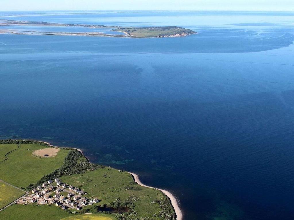 una vista aerea di un'isola nell'acqua di Holiday apartment with 2 bedrooms a Hof Dranske