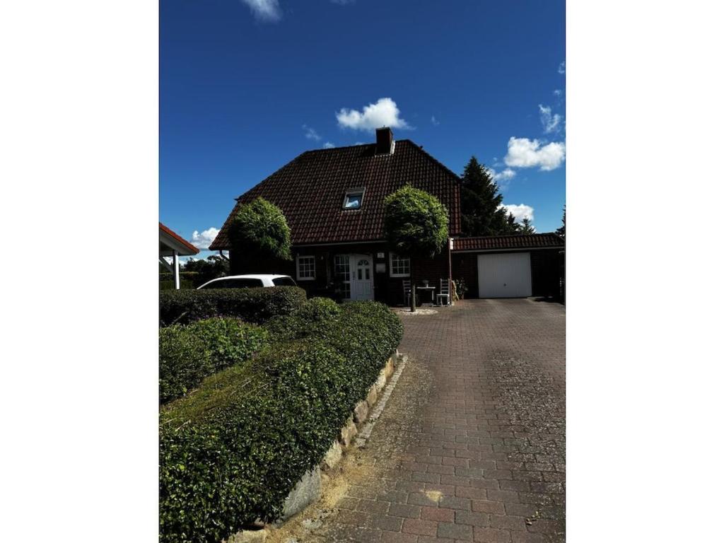 una casa con una entrada de ladrillo delante de ella en Michael's Elbe Dream, en Krautsand