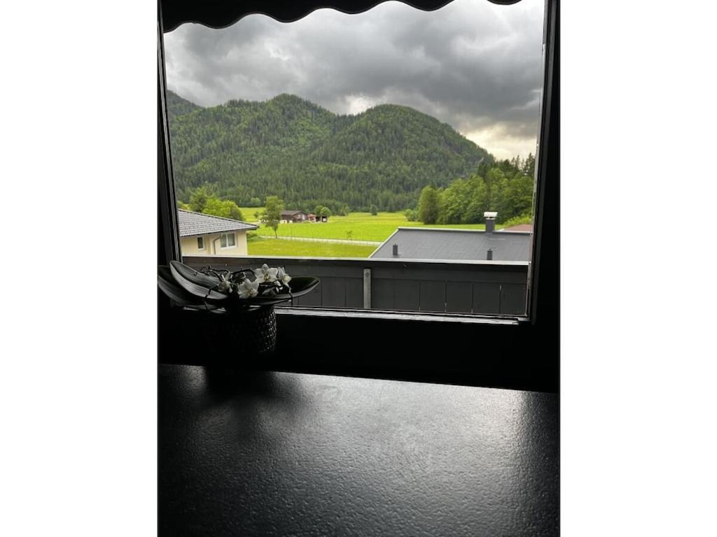 una ventana con vista a una montaña en Holiday apartment Robin, en Waidring