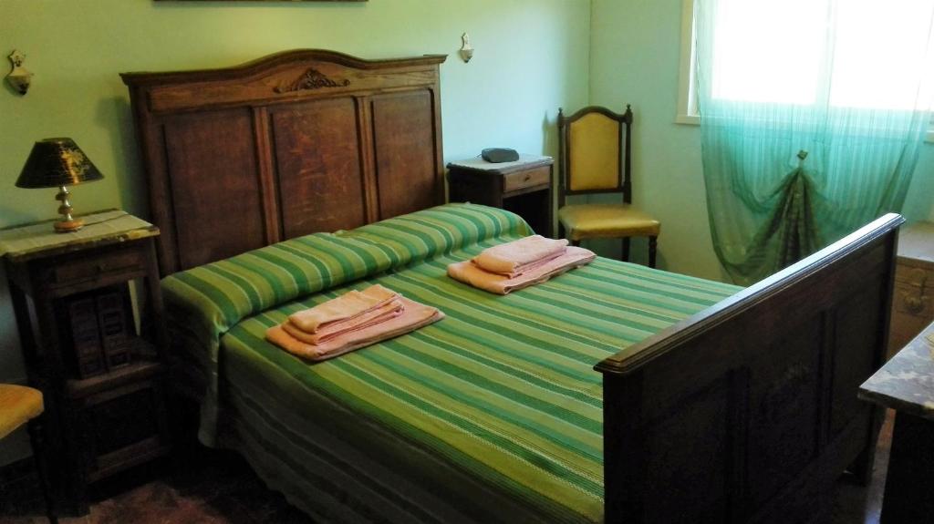 a bedroom with a bed with two towels on it at Casa Vacanze S.Andrea in Lascari