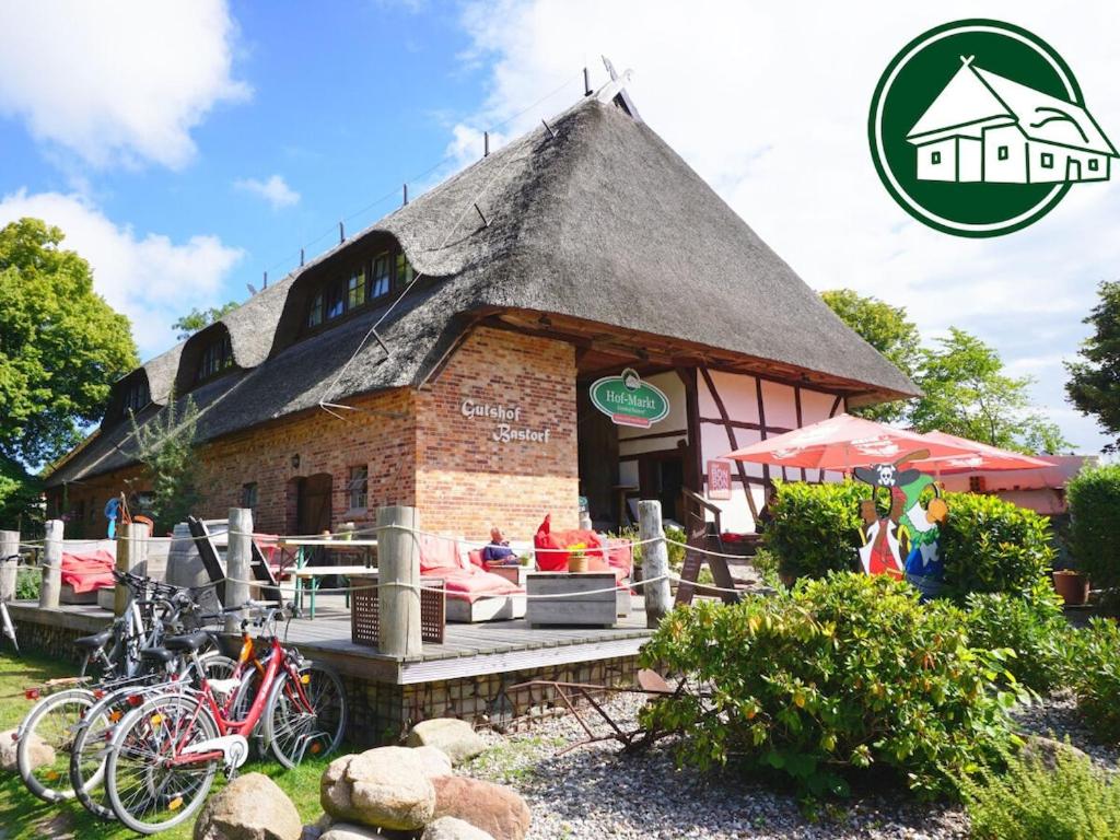 Holiday apartment Gutshof Bastorf في Bastorf: مبنى به دراجات متوقفة أمامه