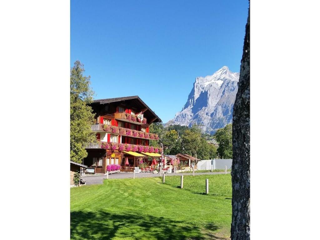 ein Gebäude mit einem Berg im Hintergrund in der Unterkunft Holiday apartment I in Chalet Bodenwald in Grindelwald