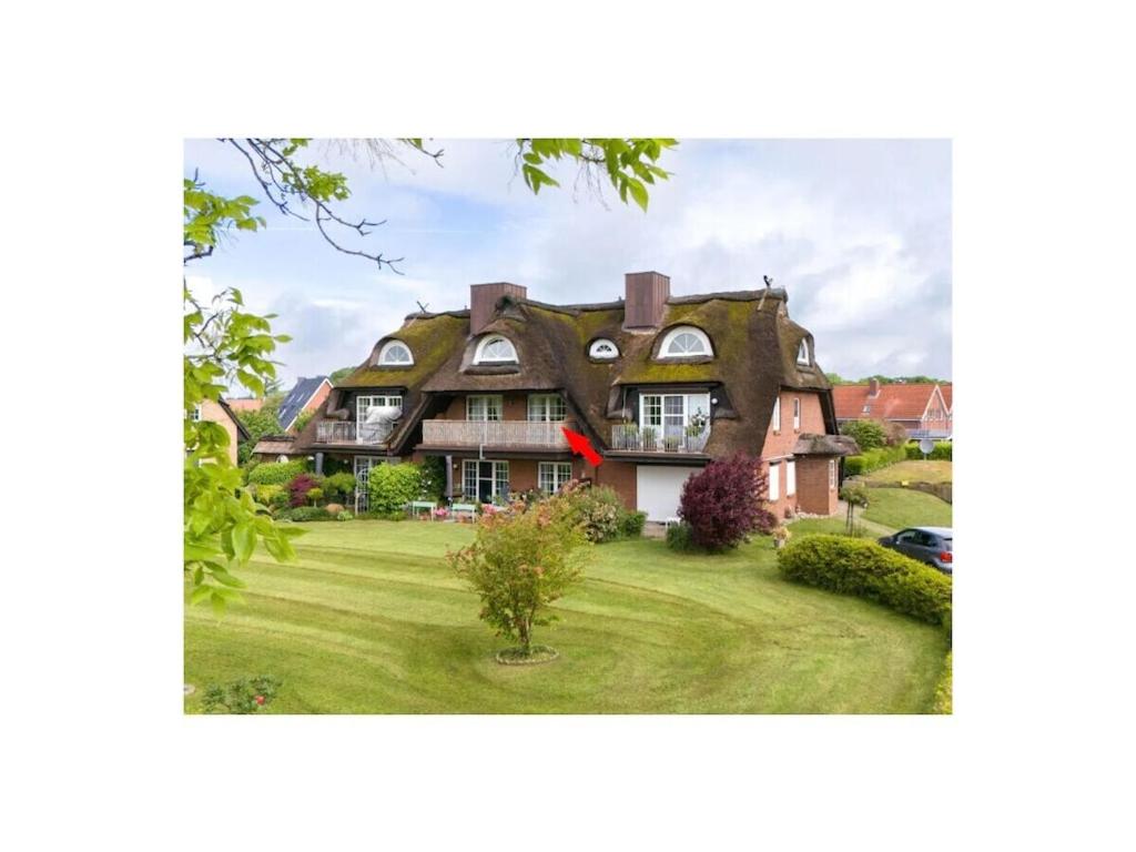 a large house with a thatched roof at Dream holiday under a thatched roof in Brunsbüttel