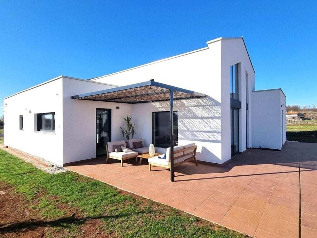 un edificio bianco con divano e tavolo di Villa Kinkeli Villa Kinkeli a Cere