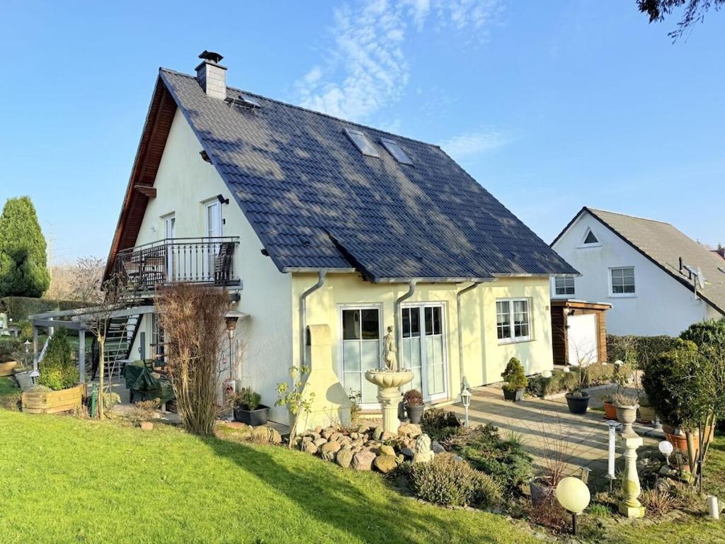 兰肯-格拉尼茨Holiday apartment with 2 bedrooms的一栋带有黑色屋顶的白色房子