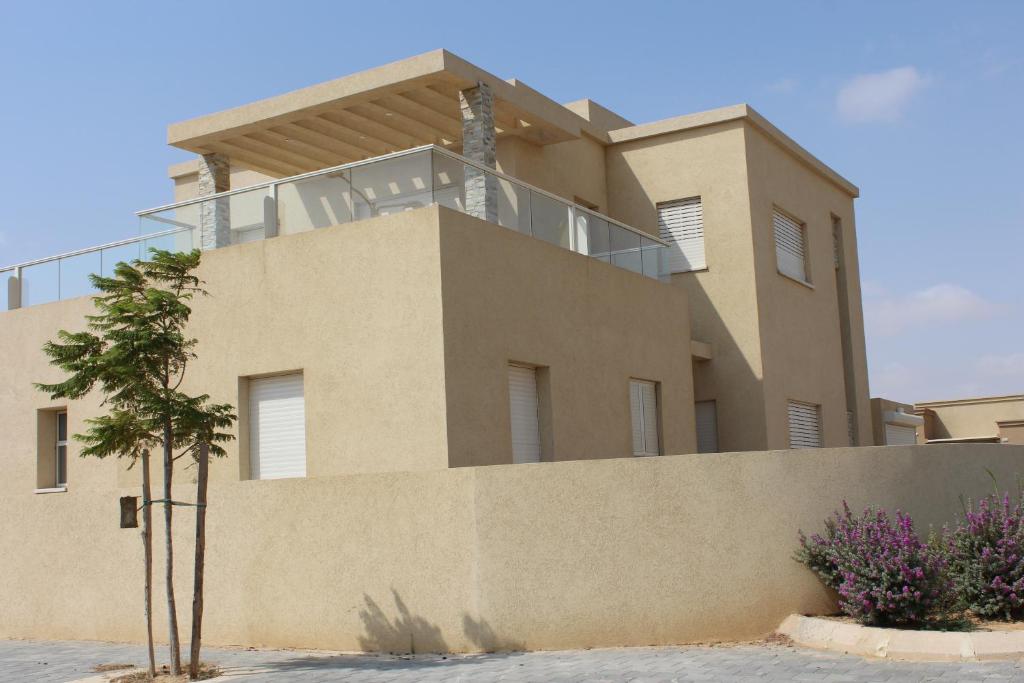 una casa con balcón en la parte superior en Our Place At The Desert, en Midreshet Ben Gurion