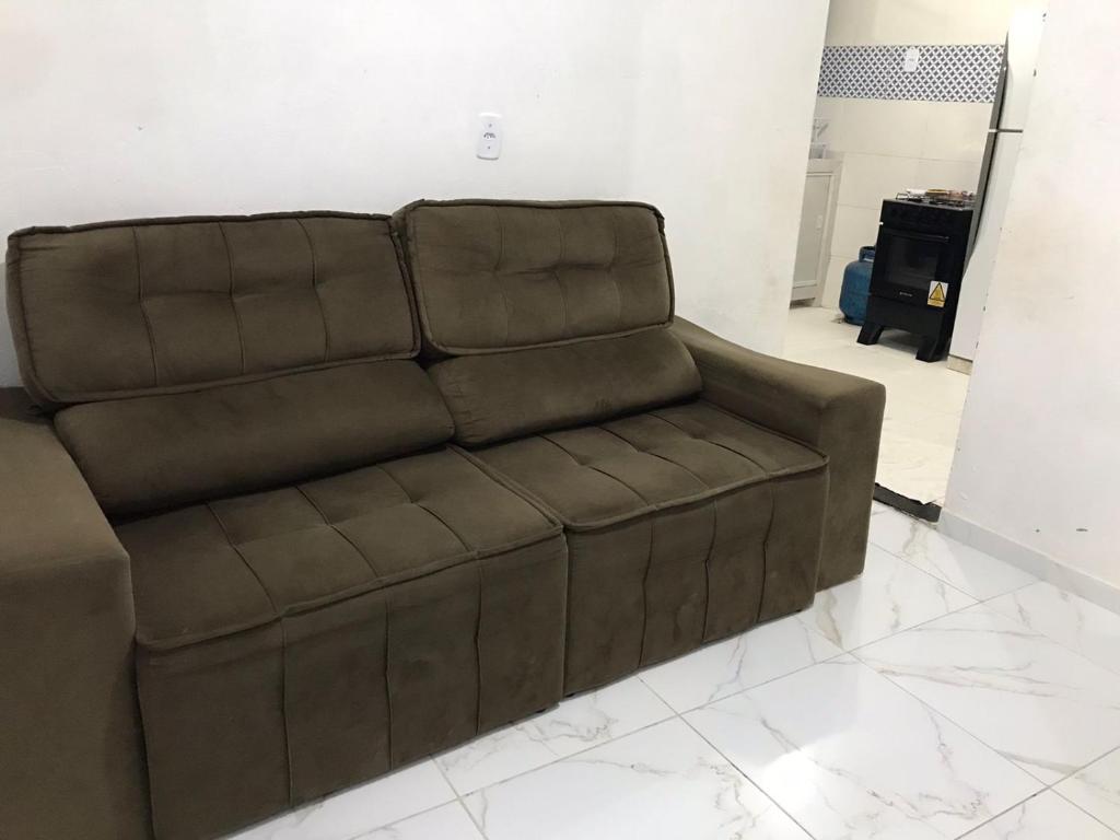 un divano marrone in soggiorno di Casa Magalhães a Morro de São Paulo