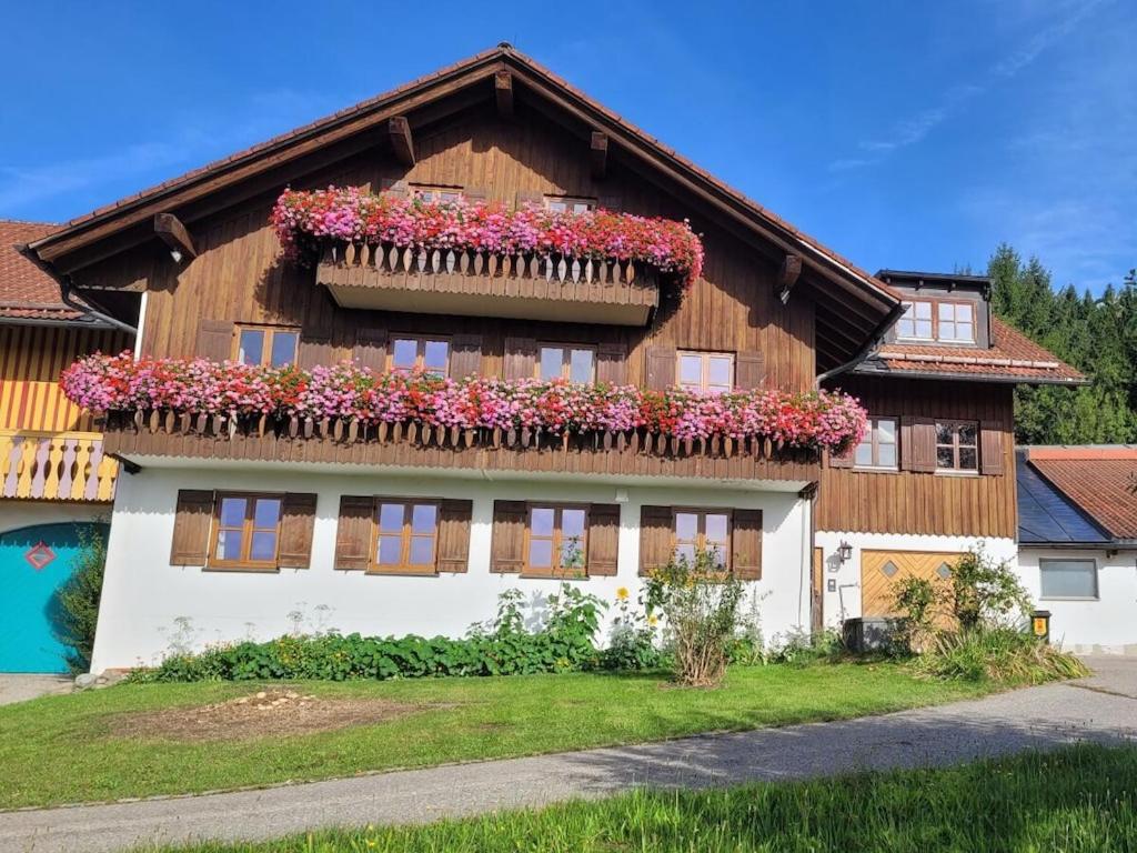 una casa con cajas de flores a un lado. en Holiday home in Weitnau with swimming pool, en Hellengerst