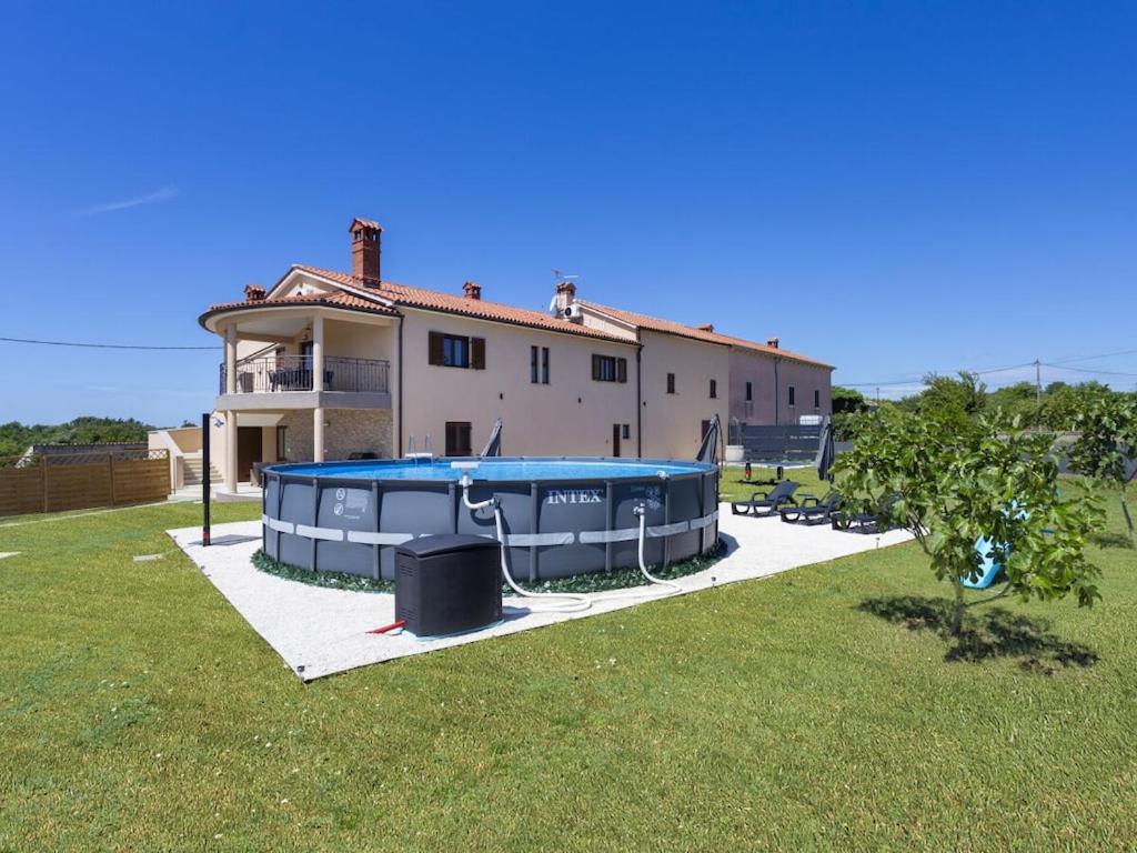 La alberca dentro o cerca de Luxurious apartment with pool