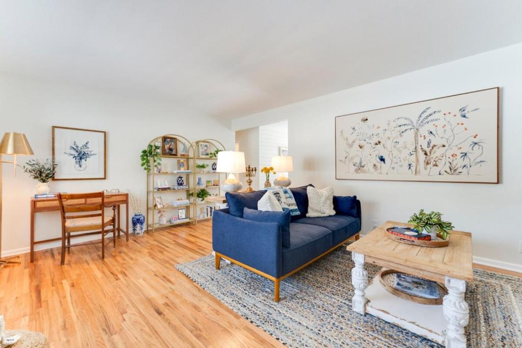 Posezení v ubytování Garden Getaway by Roxy Rentals Family Fav