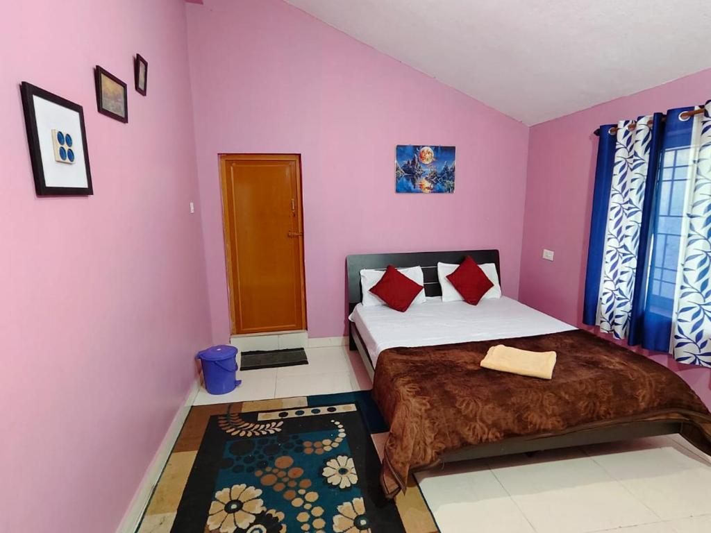 Giường trong phòng chung tại Greenland 2bed room hall villa