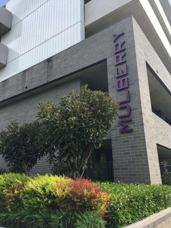 TurnerMulberry Life Apartments的建筑物侧面的标志