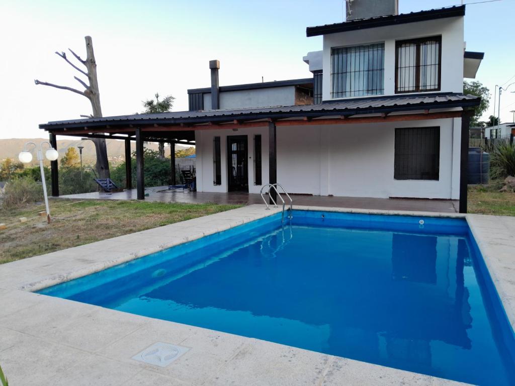 een zwembad voor een huis bij La Morada de tus Sueños VCP con vista al LAGO in Villa Carlos Paz