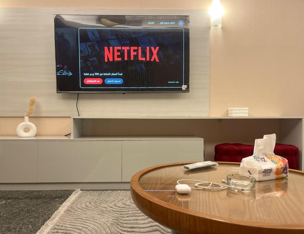 een woonkamer met een televisie en een salontafel bij Luxury 1BR with Nile View at Hilton Hotel in Caïro