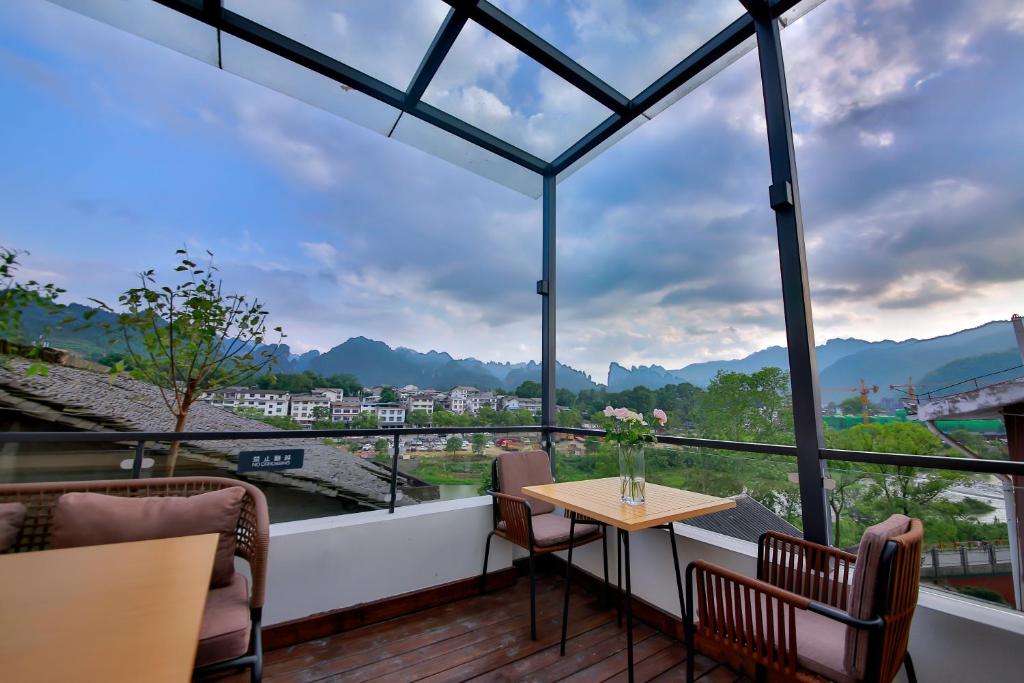 Nespecifikovaný výhled na hory nebo výhled na hory při pohledu z hotelu