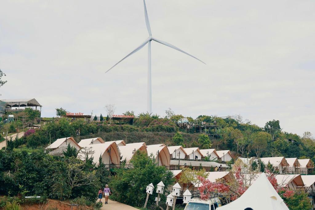 Un paisaje natural cerca del tented camp