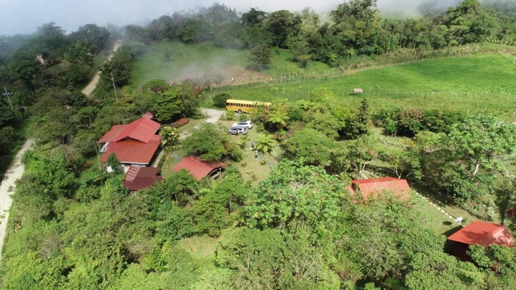 San VitoCabinas los Jilgueros的山上房屋的鸟瞰图